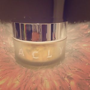 Jaclyn hill luminous powder in dew me